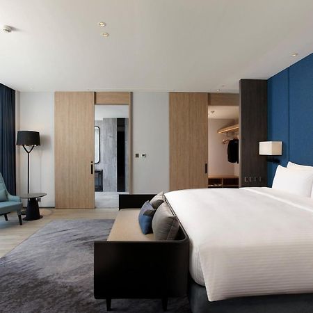 Cozzi Blu Hotel Csungli Kültér fotó A bedroom at the hotel